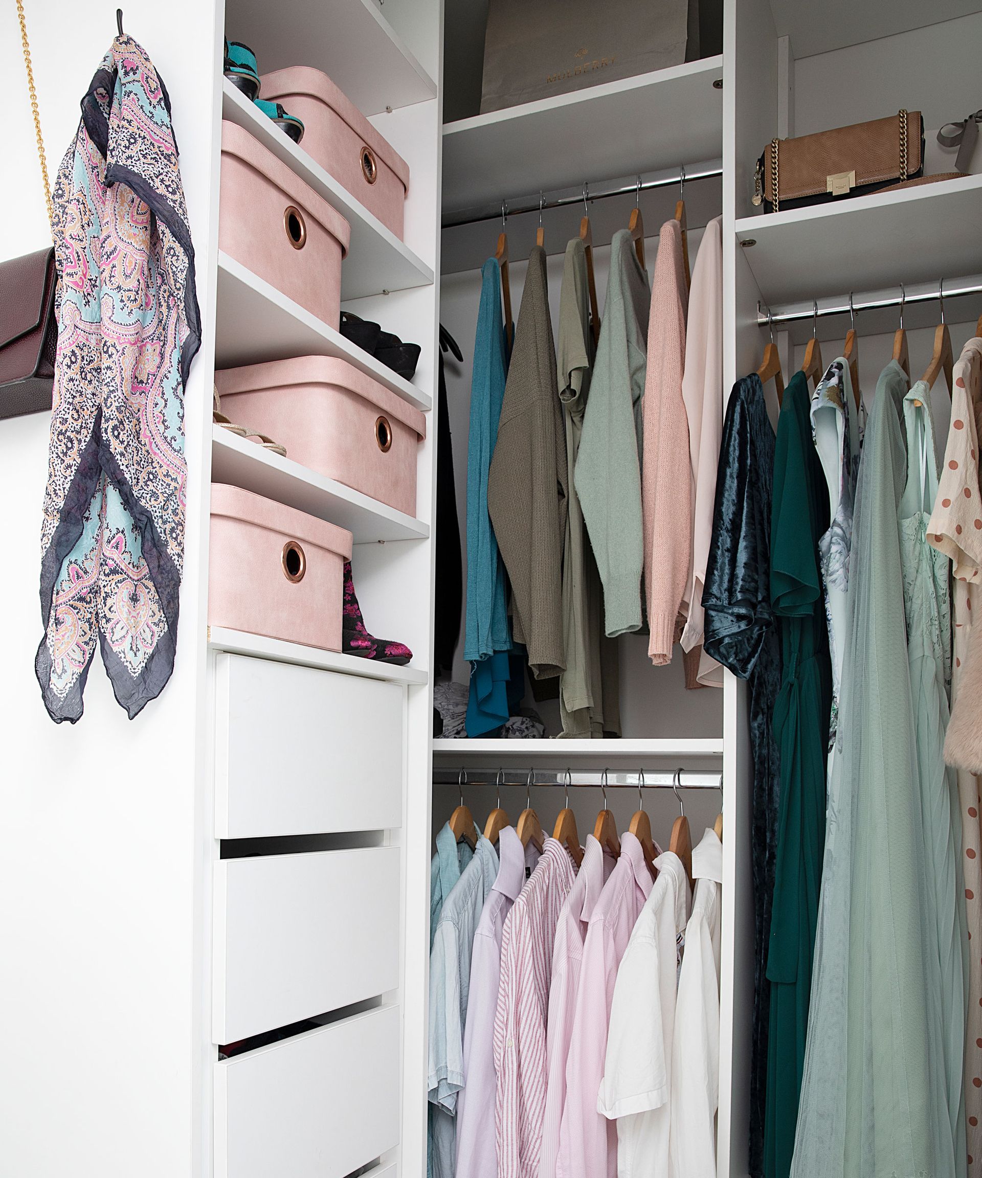 Emma dan Martin Coulthurst mengubah kamar tidur dan kamar mandi menjadi kamar utama dengan bak mandi yang menarik