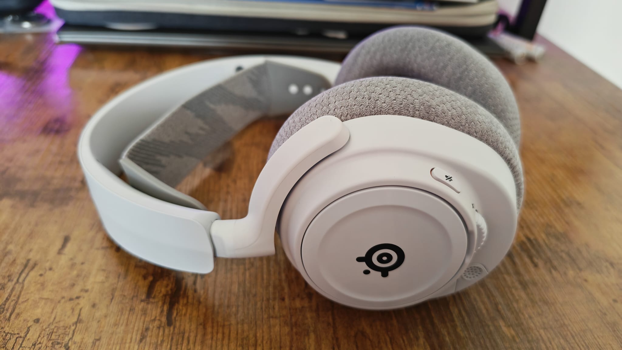 The SteelSeries Arctis Nova 7P in grey and white
