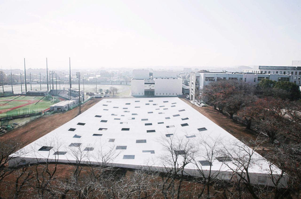 Kait Plaza&#039;s minimalist pavilion witha white roof and large square openings