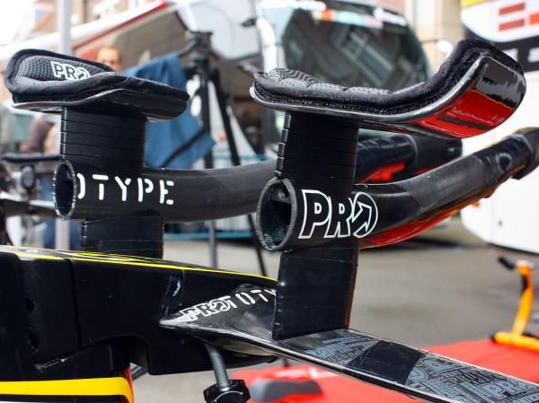 The uncapped bars of Marco Pinotti's (HTC-Columbia) spare rig show how the extensions and pads are attached to the base bar.