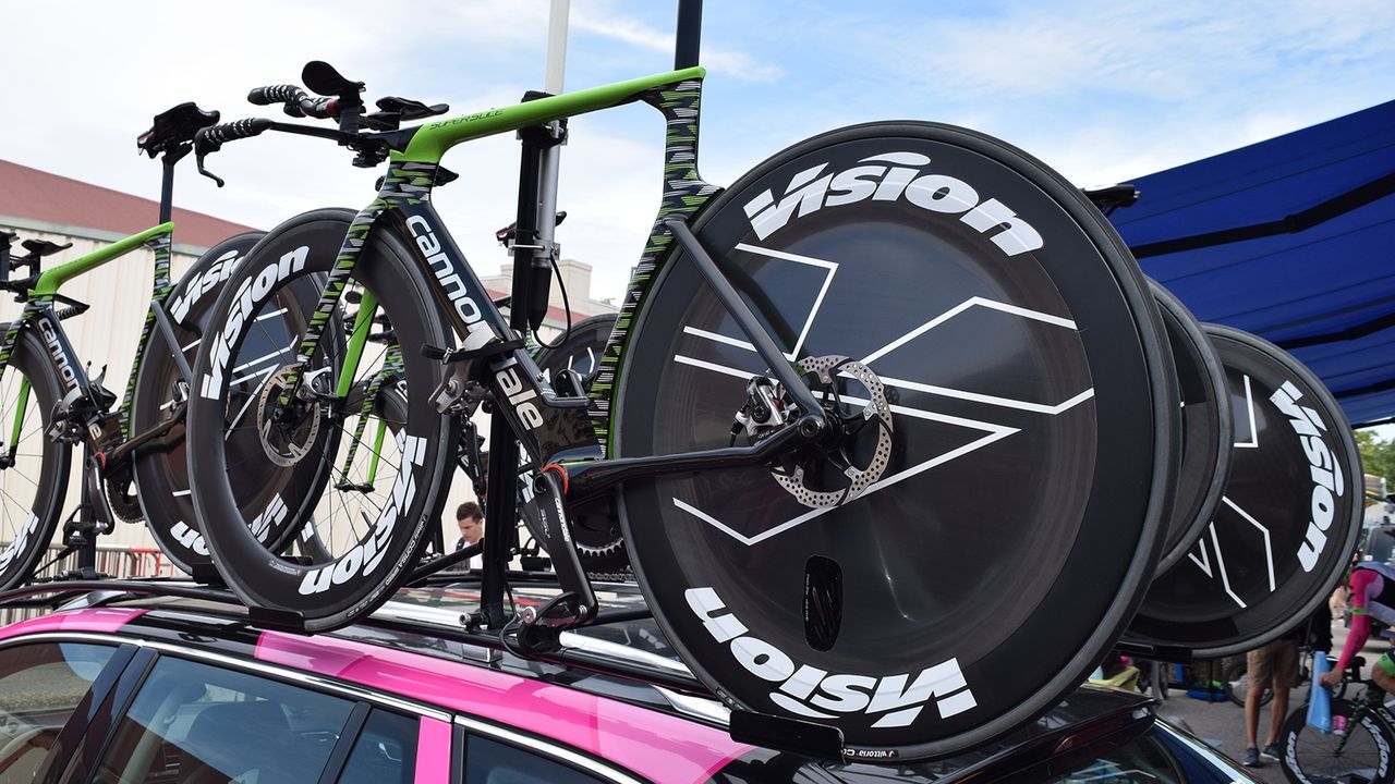 The spare Cannondale SuperSlice bikes for EF-Drapac were the disc brake version of the bike