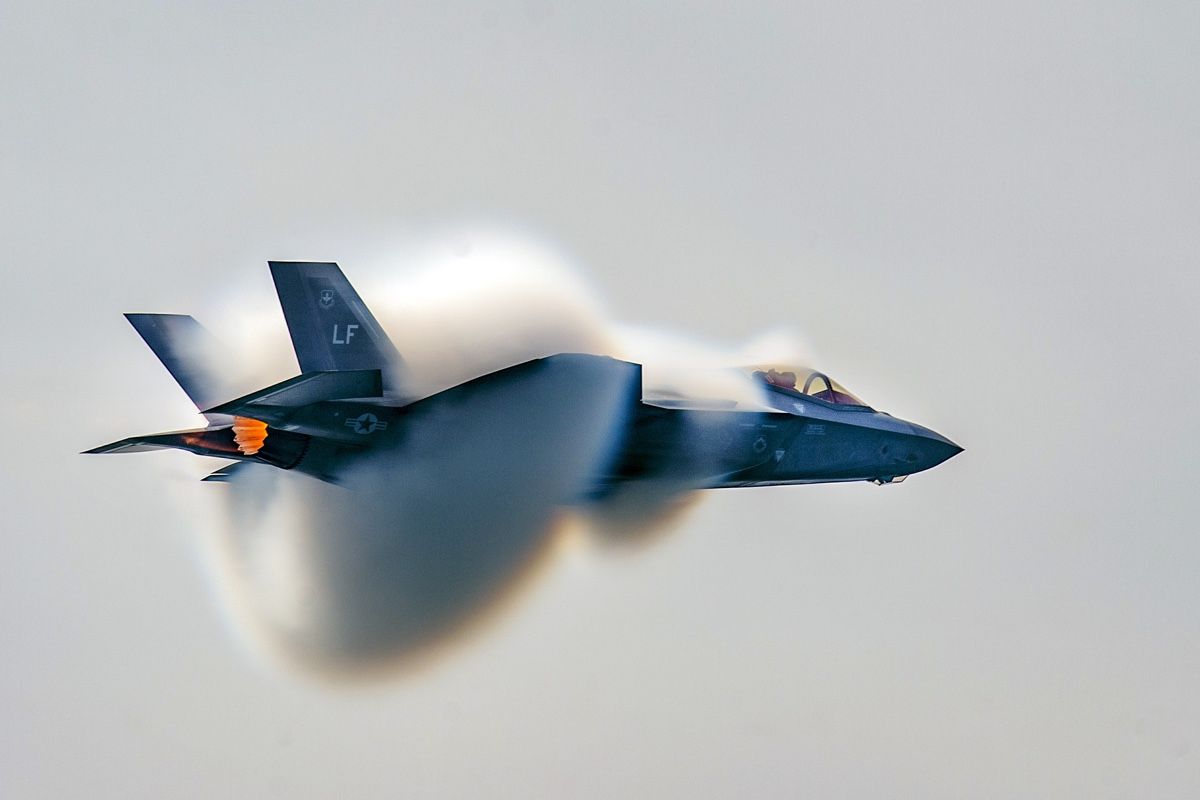 Air Force Capt. Andrew &quot;Dojo&quot; Olson performs a high-speed pass during the Canadian International Air Show in Toronto on Sept. 1, 2018.