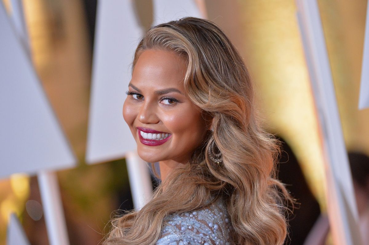 Les commentaires de Chrissy Teigen sur le retrait de ses implants mammaires deviennent viraux