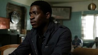 Damson Idris nei panni di Franklin Saint seduto con una giacca nera in Snowfall, stagione 6, episodio 10