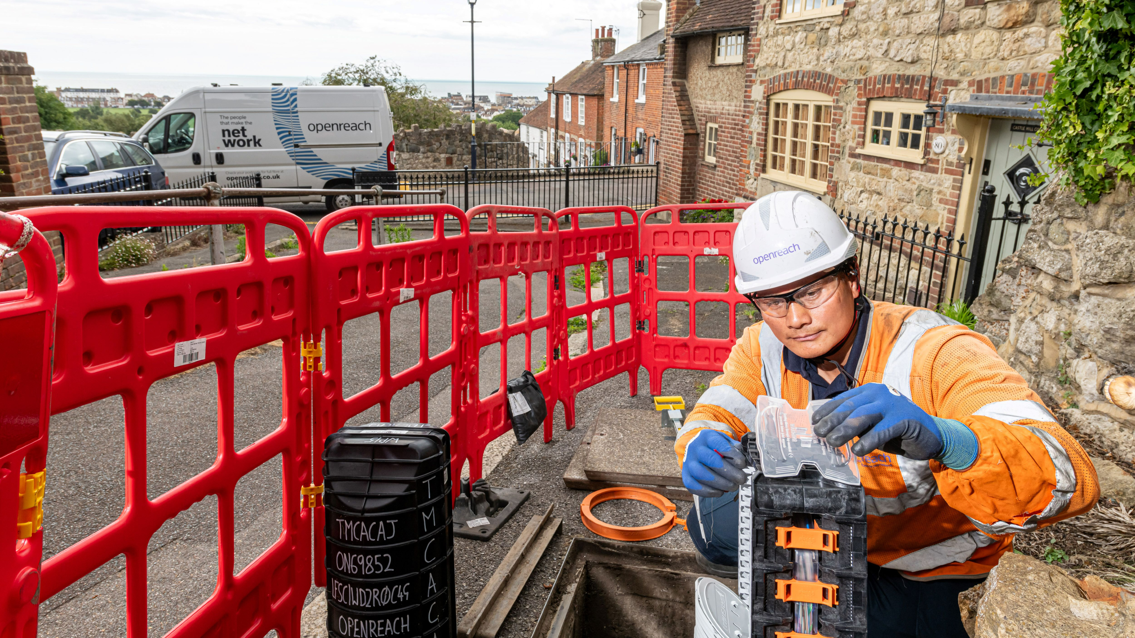 Man deploying fibre in manhole in Hythe