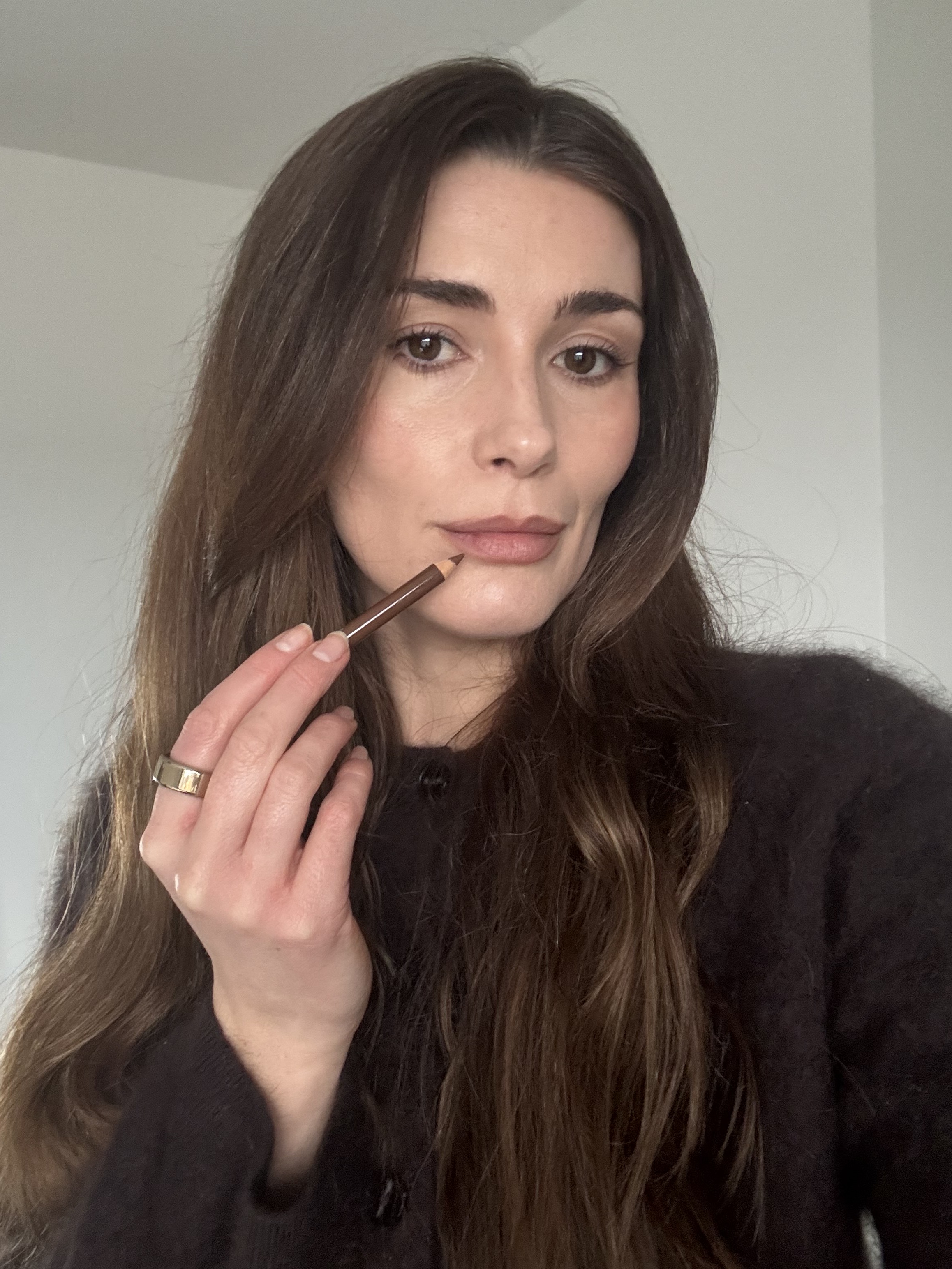 Eleanor wearing summer fridays lip liner in brownie