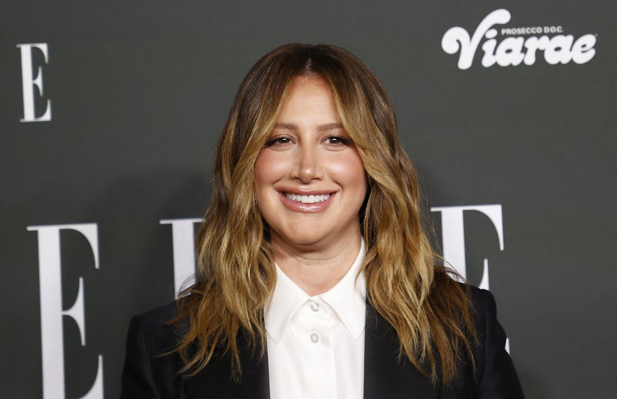 Ashley Tisdale possède la bibliothèque de livres de table basse la plus parfaite 