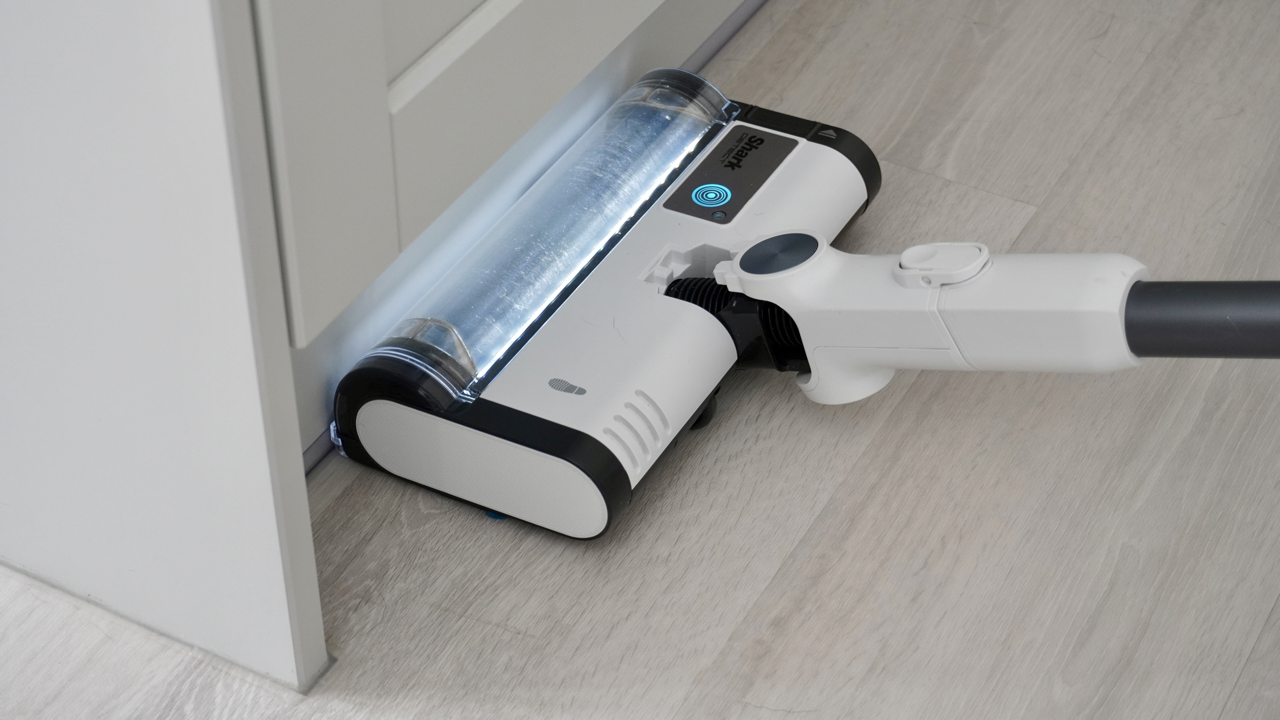 Shark Detect Clean &amp;amp; Empty IW4621UKT vacuum cleaner in a home setting.