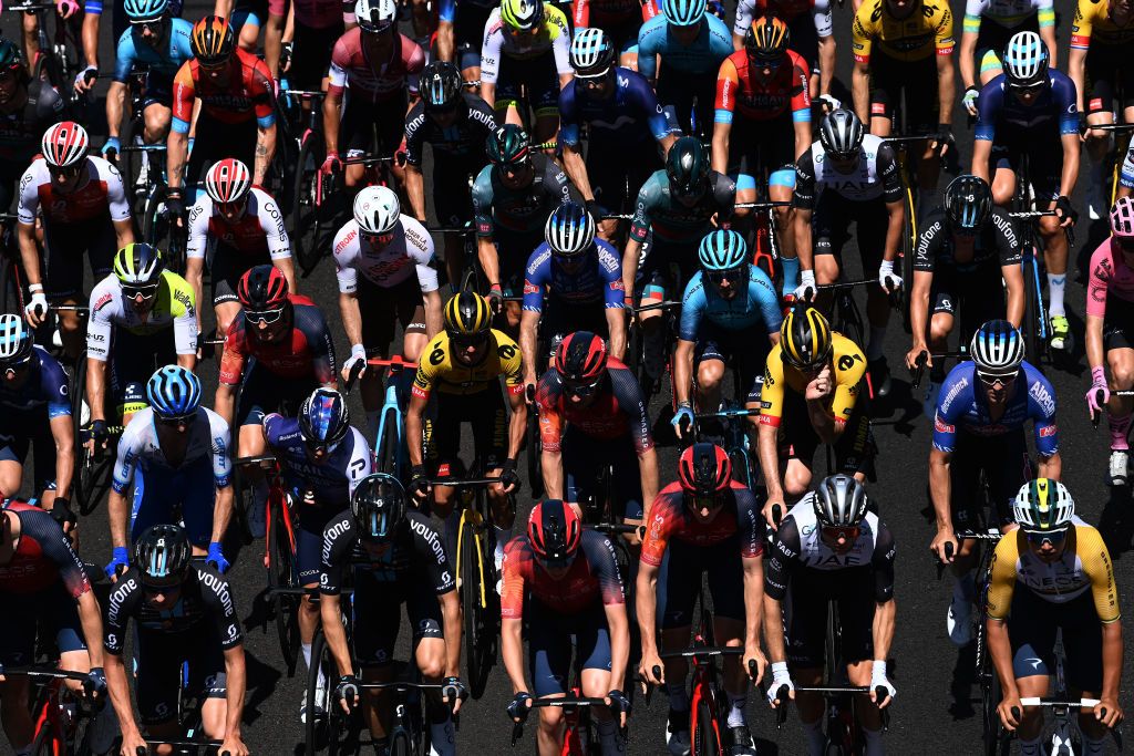 MOUNT LOFTY AUSTRALIA JANUARY 22 A general view of the peloton competing during the 23rd Santos Tour Down Under 2023 Stage 5 a 1125km stage from Unley to Mount Lofty 727m TourDownUnder WorldTour on January 22 2023 in Mount Lofty Australia Photo by Tim de WaeleGetty Images