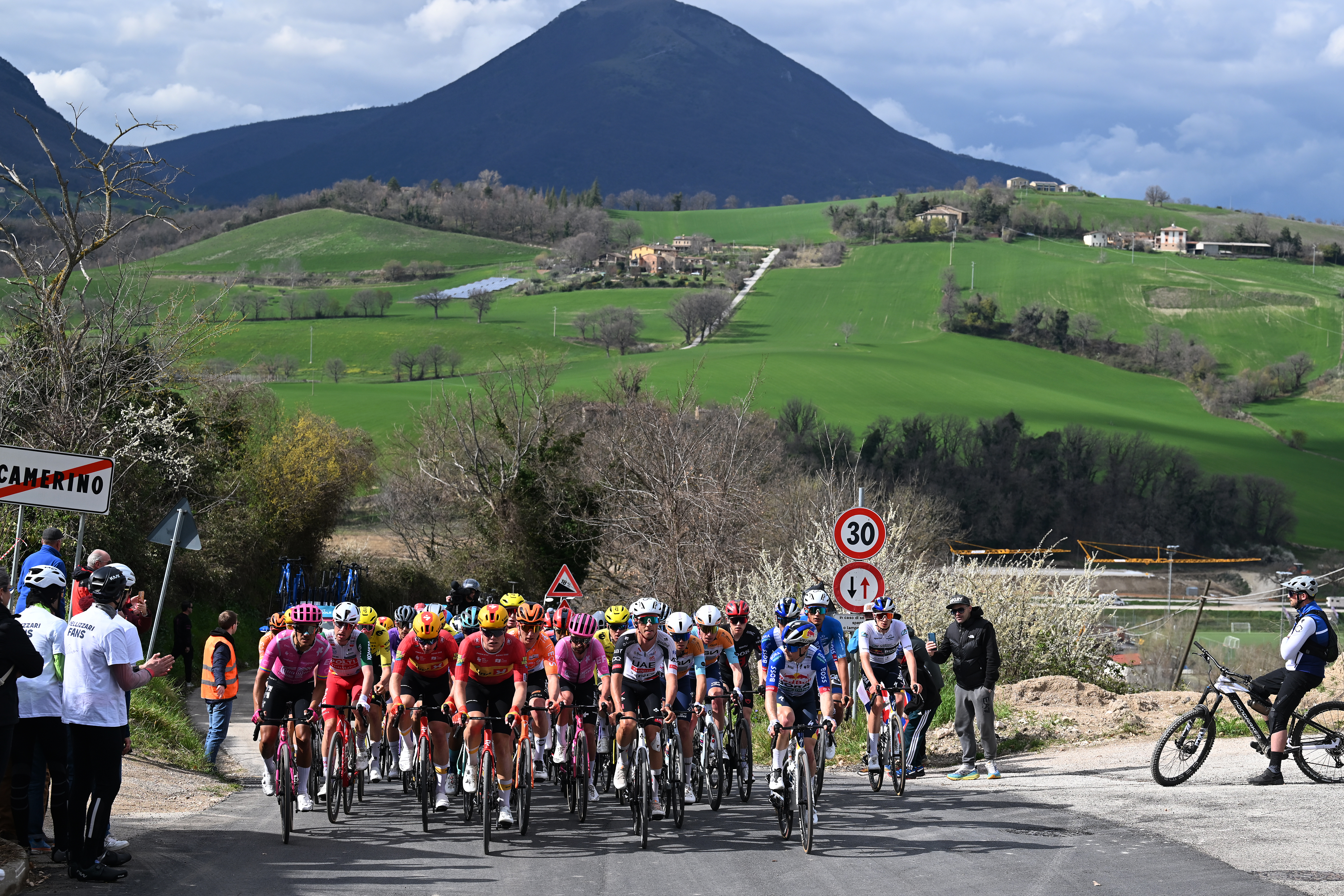 Tirreno-Adriatico stage 6 LIVE - Two riders left out front as peloton ups the pace
