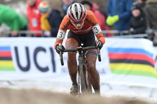 Marianne Vos chasing Sanne Cant