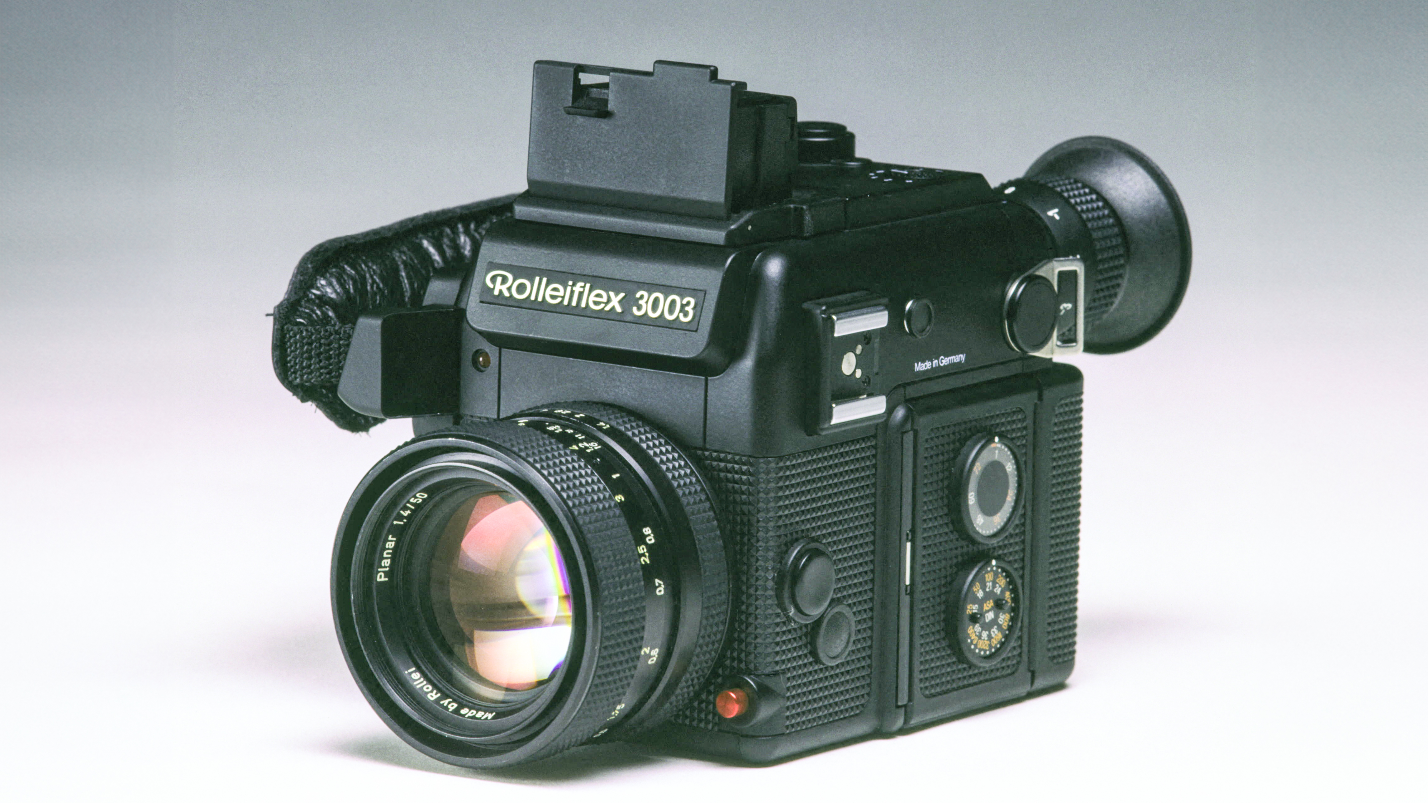 HXADR0 AJAXNETPHOTO. 2004. ENGLAND. - FILM CAMERA - ROLLEIFLEX 35MM ANALOG FILM INTERCHANGEABLE LENS SINGLE LENS REFLEX CAMERA FITTED WITH PLANAR 50MM F/1.4 LENS AND INTERCHANGEABLE FILM BACK. PHOTO:ROLLEI HAND-OUT PRESS PHOTO/AJAX REF:3003_1