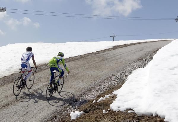 Scarponi and Pellizotti check out the unpaved portion of the climb.