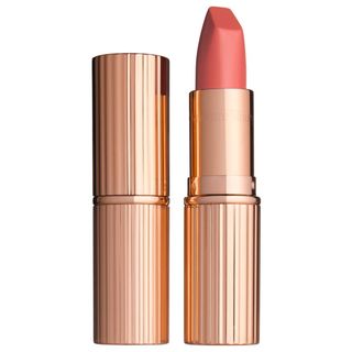 Matte Revolution de Charlotte Tilbury en un tono siena sexy