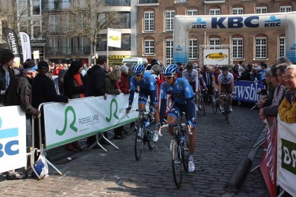 The peloton gathered in Roeselare for the start of Dwars Door Vlaanderen.