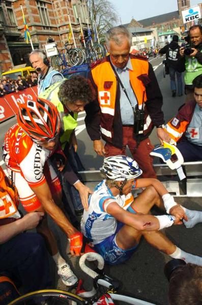 Yoann Offredo (FDJ) crashed along with Leonadro Duque (Cofidis).