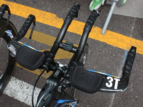 This Garmin-Slipstream aero bar setup is one of the more straightforward ones.