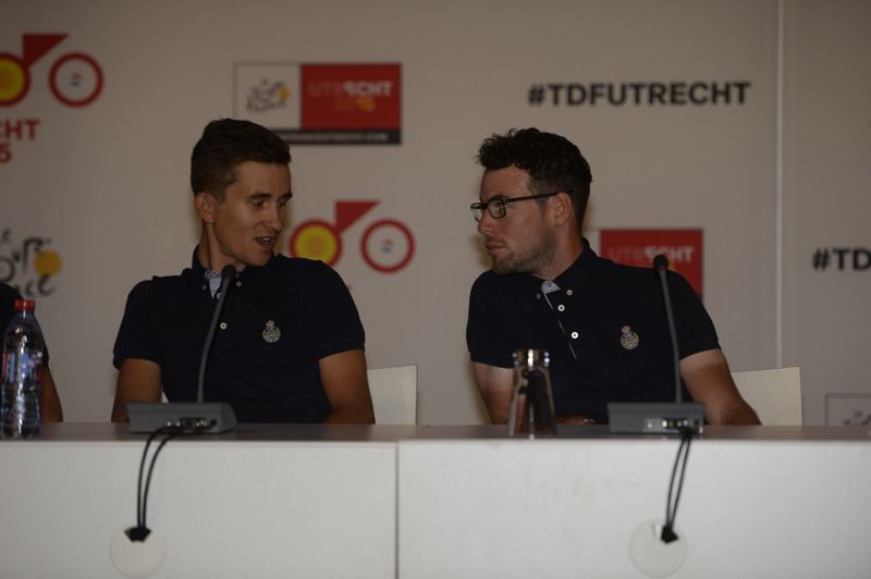 Mark Cavendish consults with Michał Kwiatkowski
