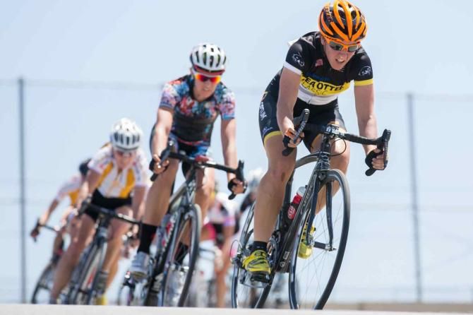 Jade Wilcoxson received little support in her effort to chase down the breakaway and saw her race lead diminish over the one hour circuit race.