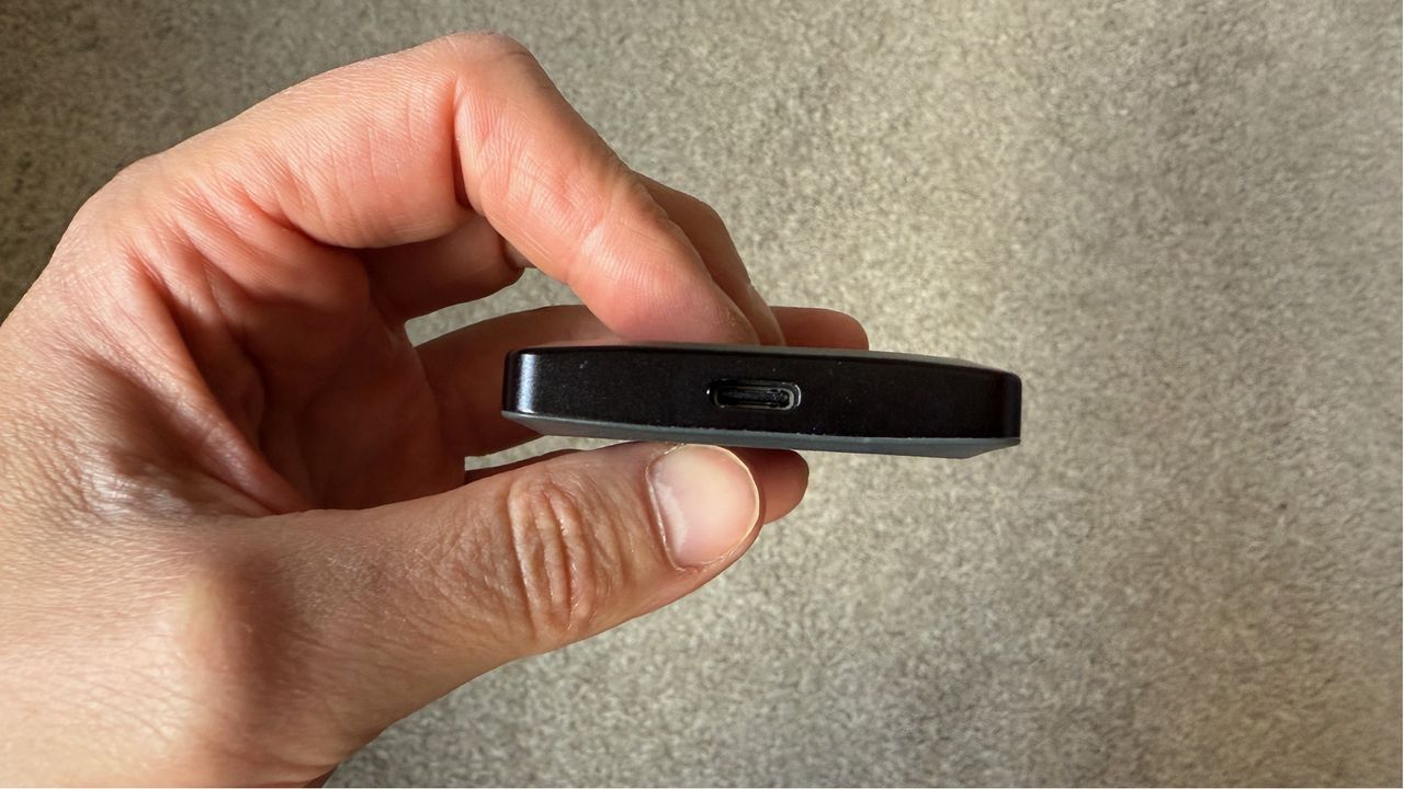 The Crucial X9 Pro's single port.