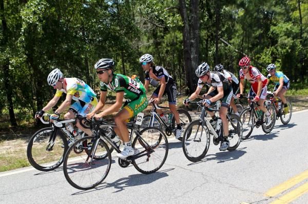 The big group that split off the front of the elite men's field.
