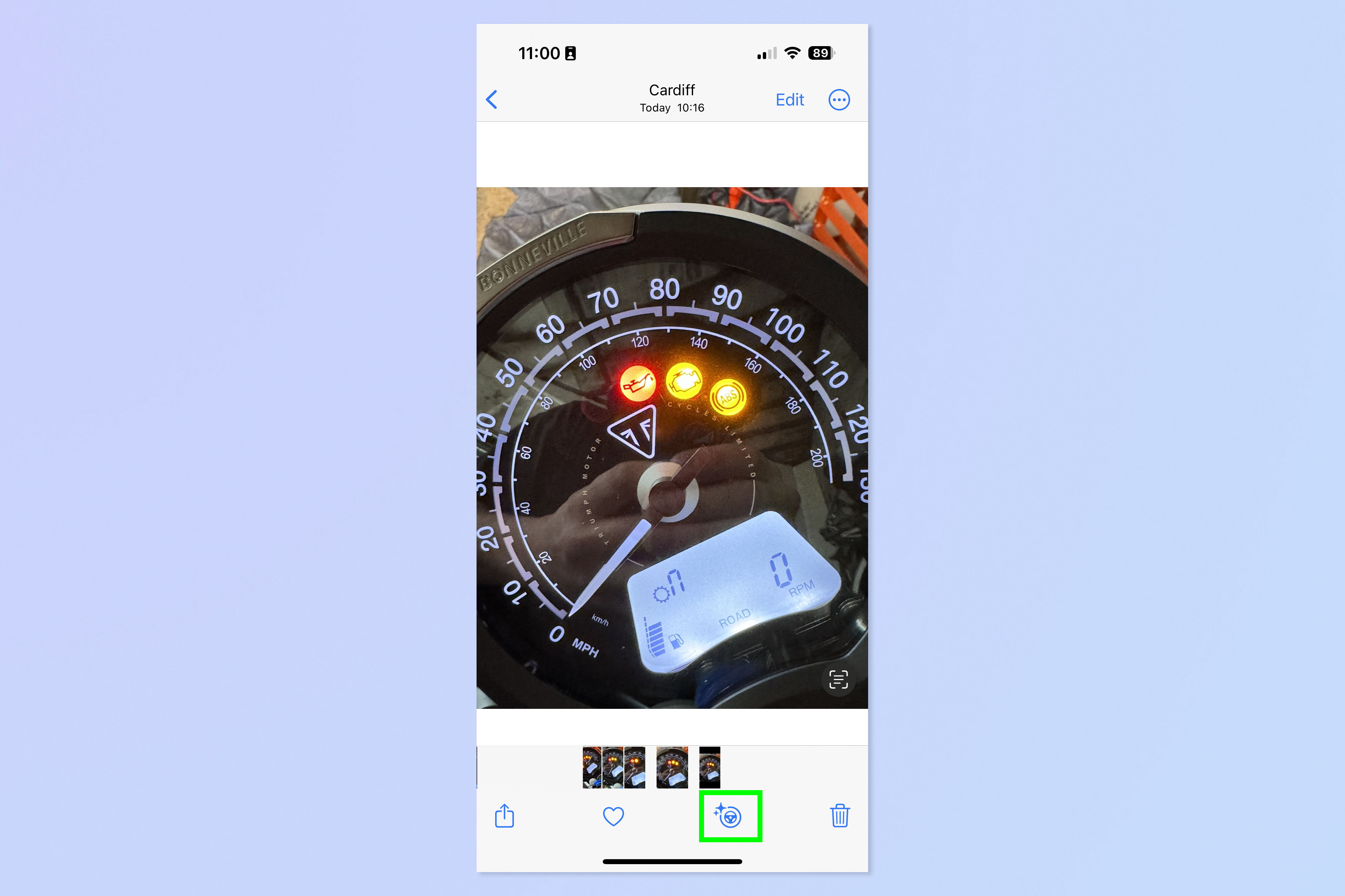 Снимок экрана, показывающий, как использовать Visual Look Up для определения индикаторов приборной панели на iPhone.