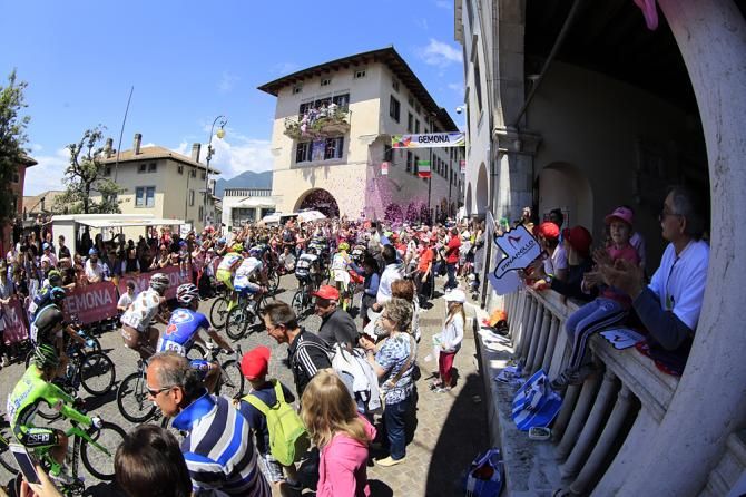 The riders head to the start for the final Giro d'Italia stage
