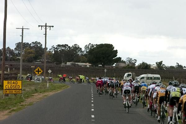 The peloton began to string out early in the gale force winds around the 4.8km circuit in Cardross.