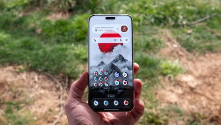 An Ukiyo-e theme on the Honor Magic 8 Pro's home screen