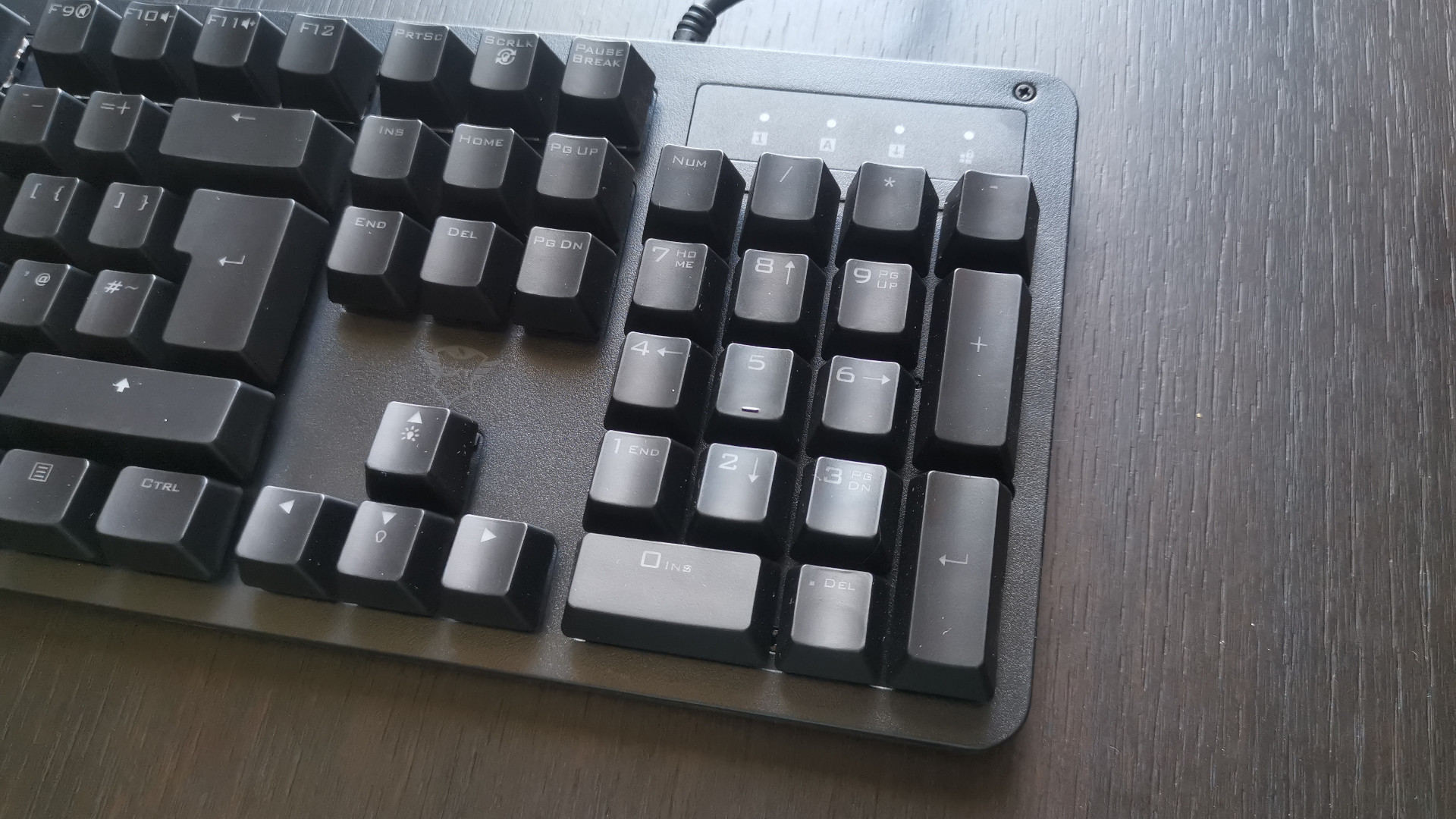 Um close-up do teclado para jogos Trust GXT 863 Mazz