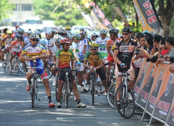 The riders get ready for the start of racing.