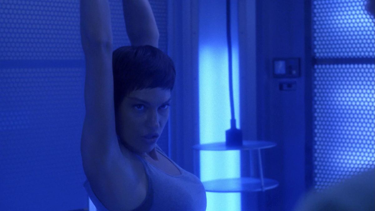 《星際爭霸戰企業號》的一張截圖顯示,喬琳·布萊洛克 (Jolene Blalock) 飾演的特波爾 (T'Pol) 在一間藍光房間裡。