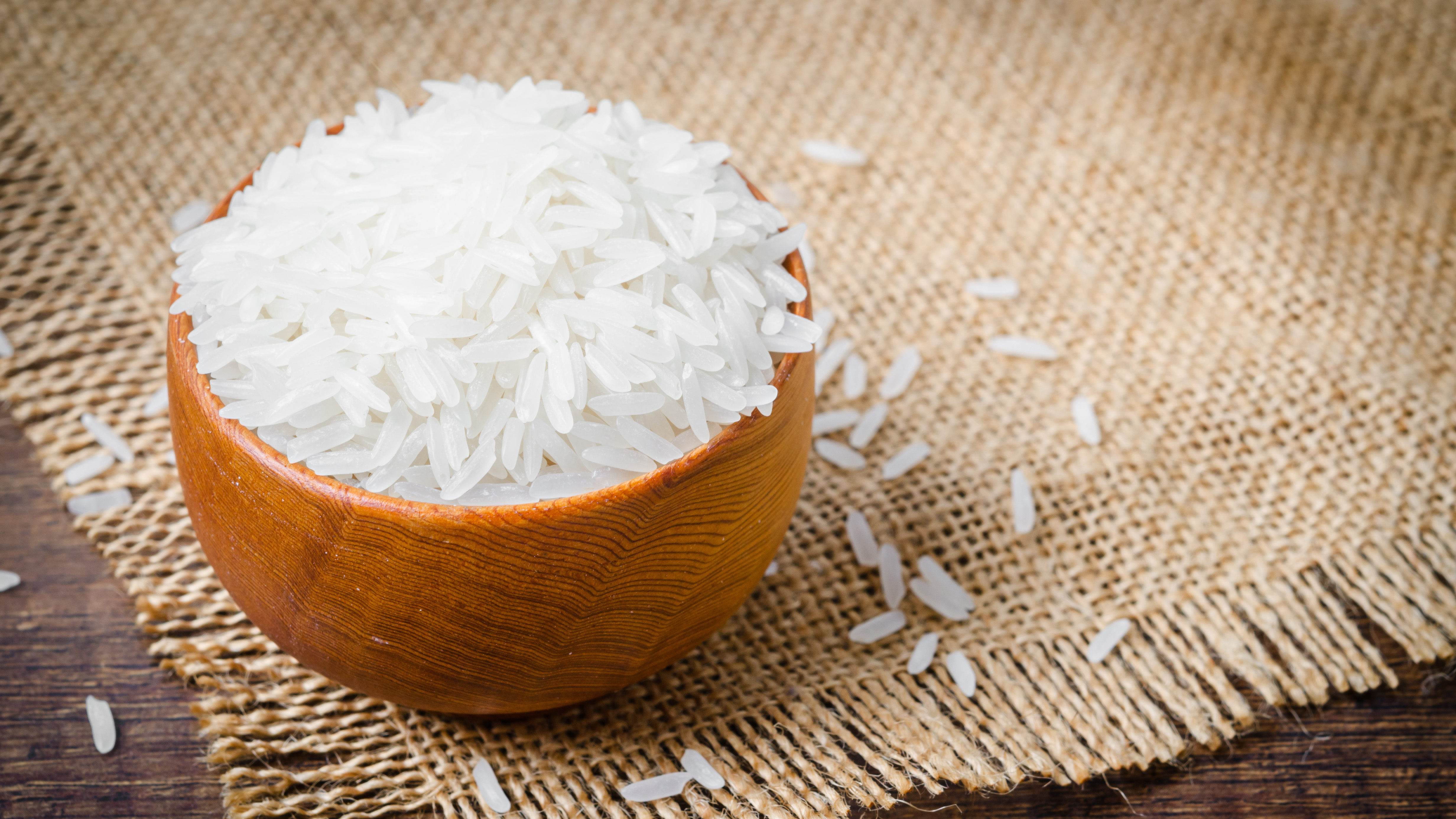 arroz crudo en un cuenco de madera