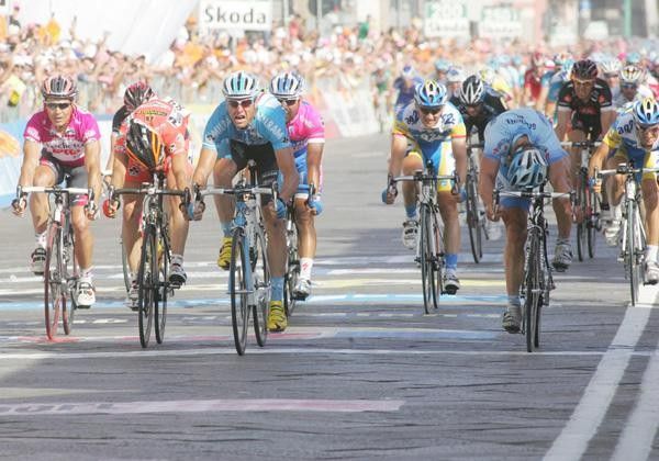Alessandro Petacchi (Milram) is back. After two years Ale-Jet wins a Giro stage.