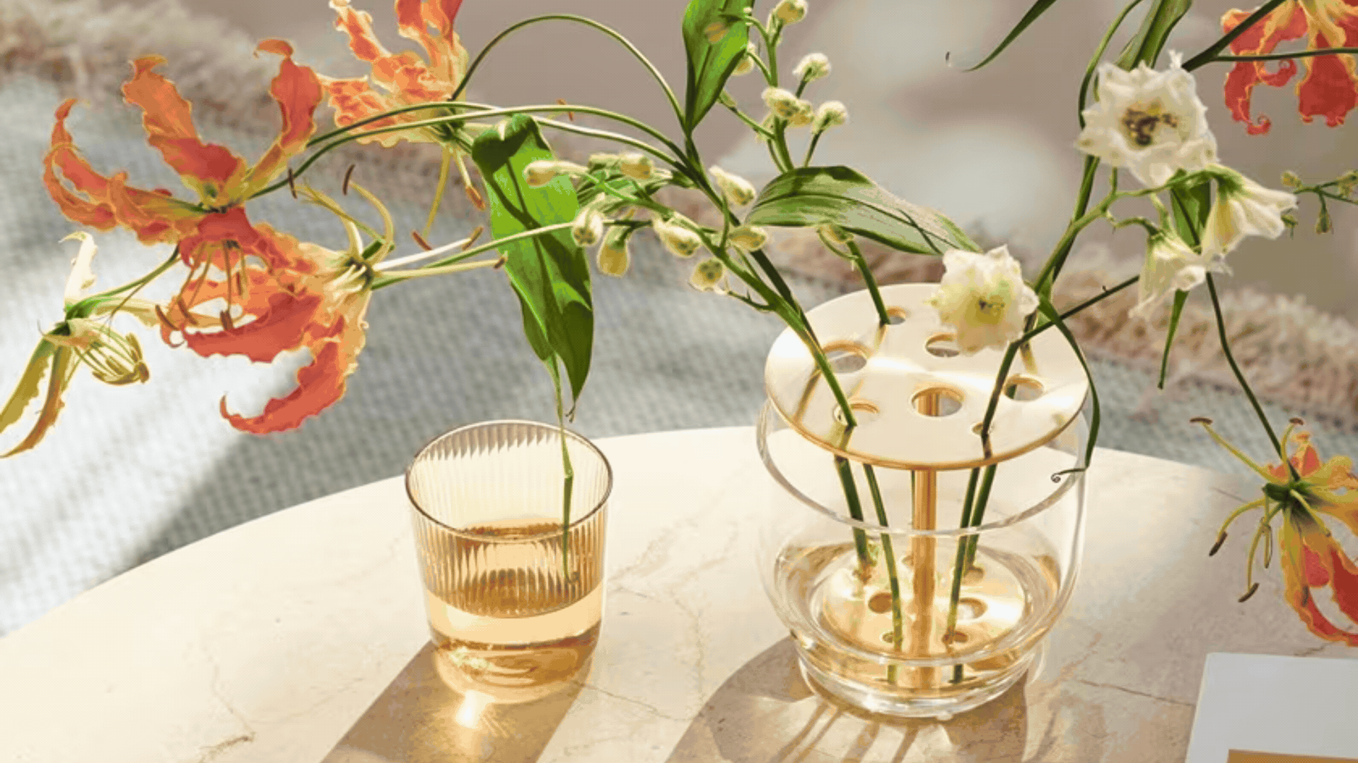 A GIF of ikebana flower arrangements