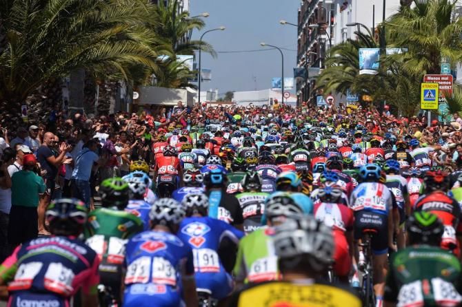 The peloton in Vejer de la Frontera