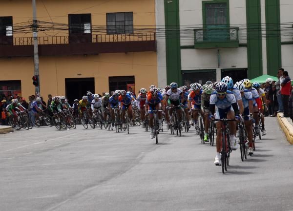 The peloton races during the first stage of the Vuelta al Ecuador