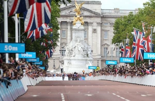 The bunch comes around the final corner in front of Buckingham Palace