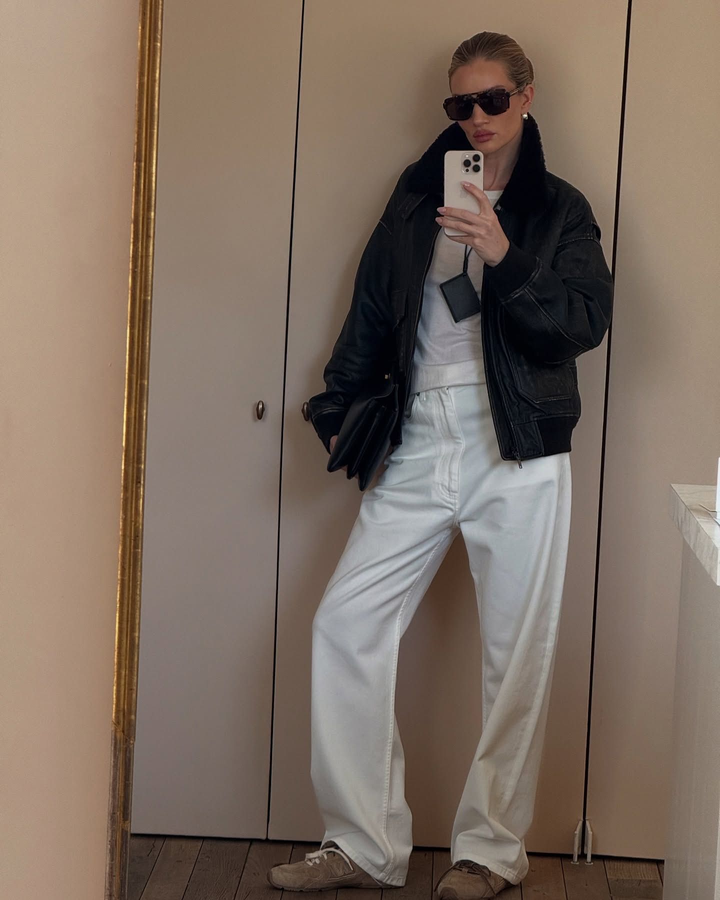how to style jeans with sneakers