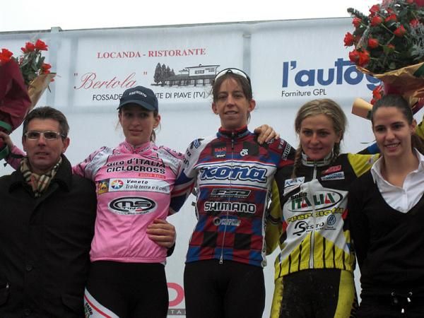 The elite women's podium (l-r): Vania Rossi, 2nd; Helen Wyman (Kona-FSA), 1st; Francesca Cucciniello (Selle Italia Guerciotti A.S.D.), 3rd.