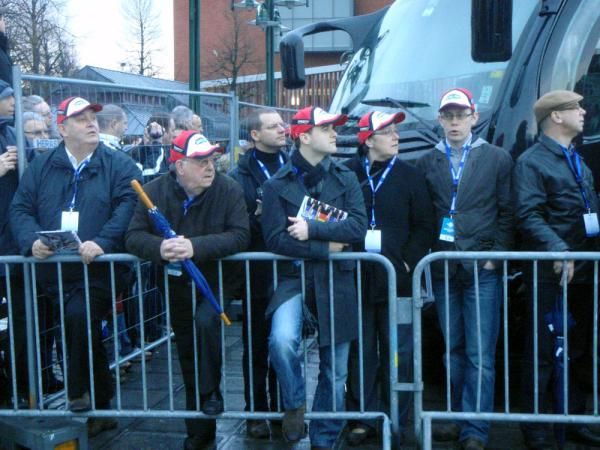 Quick Step caps tell the story: Fans wait for the arrival of Tom Boonen and Stijn Devolder