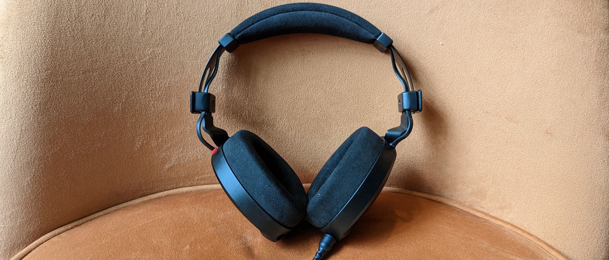 Studio monitoring headphones: Rode NTH-100