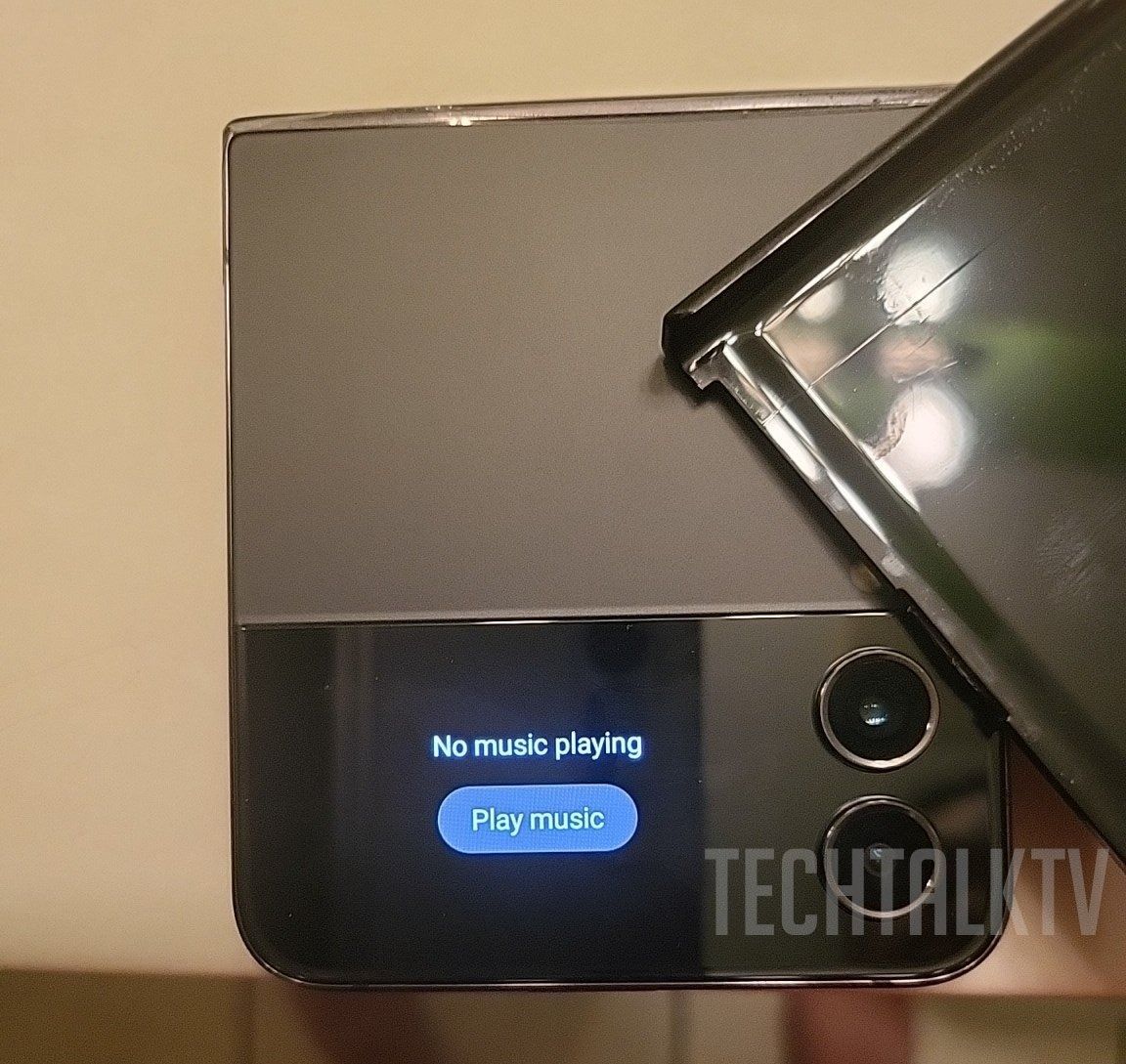 Live images of the Galaxy Z Flip 4 in its folded and unfolded form