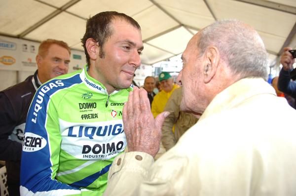 Alfredo Martini congratulates Basso on his win