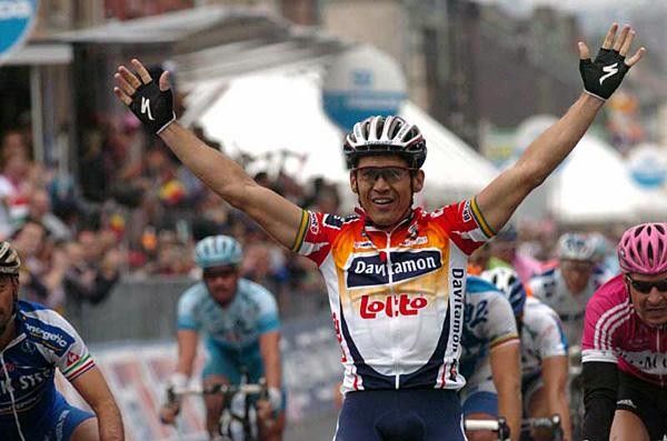 Robbie McEwen (Davitamon-Lotto) celebrates
