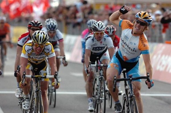 Tyler Farrar (Garmin-Slipstream) celebrates his victory over Mark Cavendish (Team Columbia-Highroad).