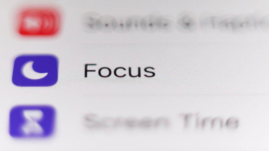 Focus mode on iOs icon in focus with screen time out of focus below it