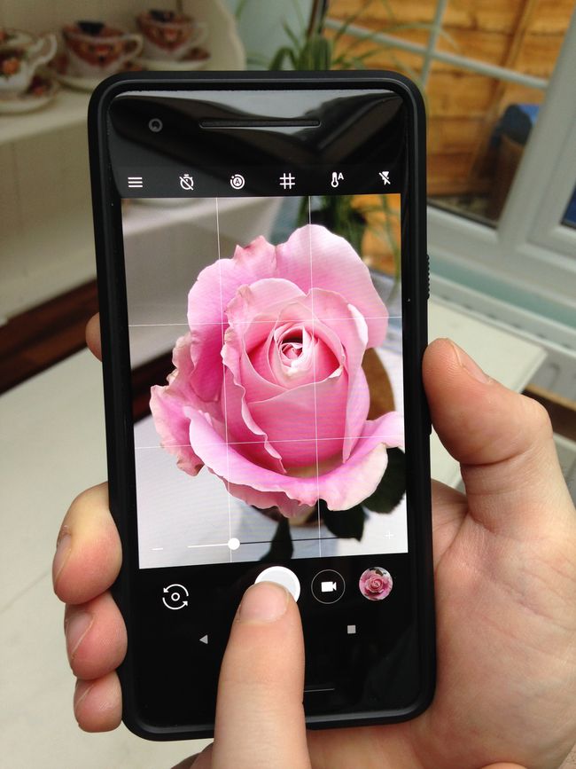 Menggunakan fitur grid camera pada smartphone