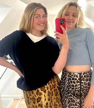 Die dänischen Mode-Influencerinnen Sidsel Alling und Pernille Rosenkilde posieren für ein Spiegel-Selfie, während sie Pullover und Röcke mit Leopardenmuster tragen