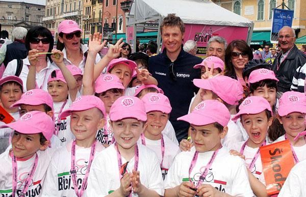 Cunego with his young fans